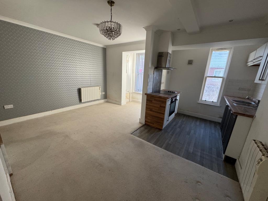 Lot: 97 - FREEHOLD BLOCK OF FIVE ONE-BEDROOM APARTMENTS - Flat 3 kitchen living room